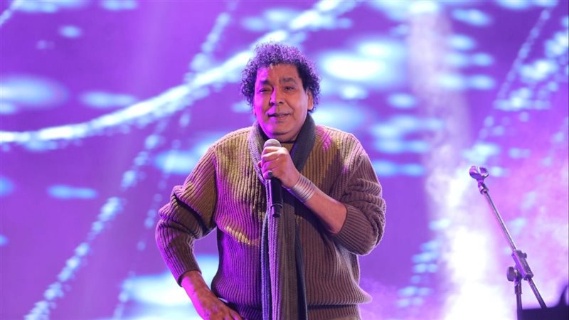 محمد منير يعود من
