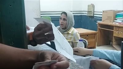 إيقاف موظفة تأمينات الهرم بعد فيديو تعديها على مواطن 