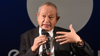 نجيب ساويرس يرد على أزمة نقيب جامعي القمامة  