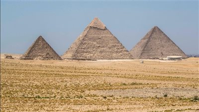 بالون ثابت بارتفاع 150 مترًا يظهر في محيط الأهرامات 