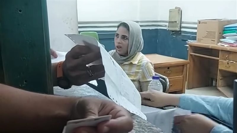 إيقاف موظفة تأمينات