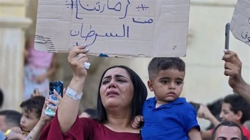 سيدة تحمل طفلها مارتن