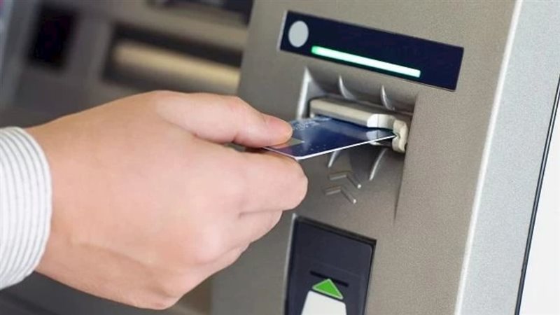 رسوم السحب من ماكينات ATM