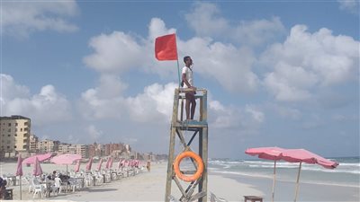 الرايات الحمراء في الإسكندرية.. منع السباحة بكل الشواطئ لليوم الثاني بسبب الأمواج