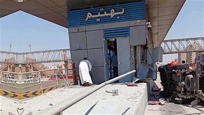 سيارة تقتحم مسار الأتوبيس الترددي بمحطة بهتيم وتتسبب في تأخير الحركة