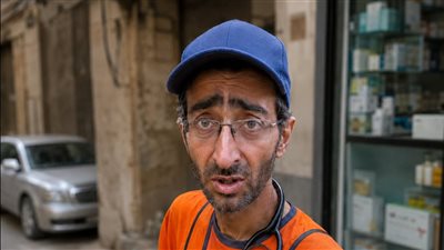 فيديو متداول لعامل توصيل قيل إنه صيدلي حاصل على ماستر 