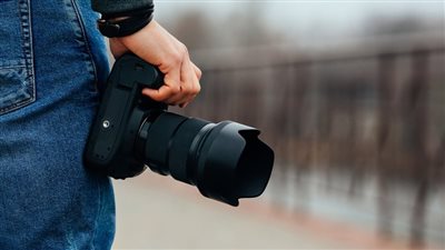 تصوير الأشخاص دون إذن ونشر المقاطع على السوشيال ميديا.. تحذيرات من انتهاك الخصوصية وعقوبات قانونية