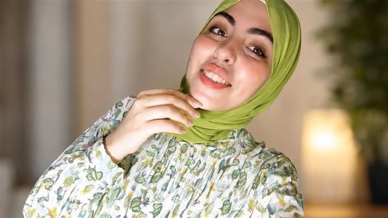سيدة مسلمة تشيد بتجربتها