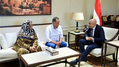 وزير التعليم يكرم نادر علي وصالحة أبو الفضل 