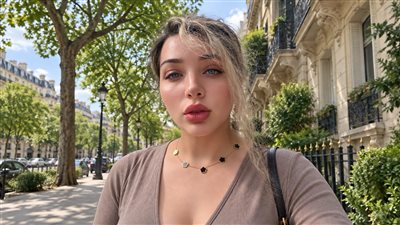ليا نايت تعود للجدل بعد ترحيلها من مطار القاهرة،  