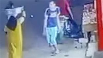 سيدة تعتدي على شاب من ذوي الهمم بـ«طشت بلح» في المنيا 