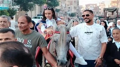 ياسمين عز تروي مشهد طالبة ذاهبة للمدرسة على حصان 