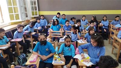 حرارة الفصول وزحام البوابات يثيران شكاوى الأهالي 