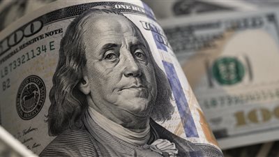 سعر الدولار اليوم في البنوك والسوق الموازية.. تراجع مصرفي وتحرك معاكس خارجها