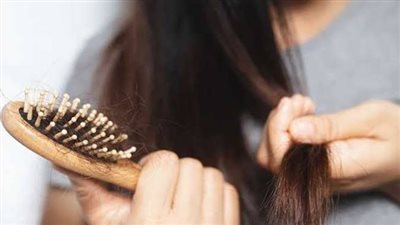 6 عادات تسبب تقصف الشعر دون انتباه.. من الحرارة للربط والنوم بالشعر المبلل