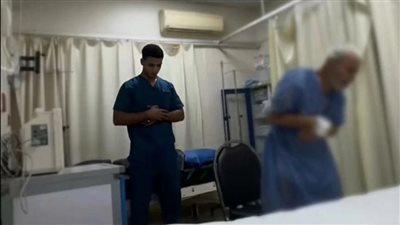 وفاة المسن صاحب واقعة الصلاة بالتزامن مع تكريم الممرض 