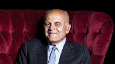 شخصية معرض الكتاب 2027.. محمد الباز يطرح مجدي يعقوب 