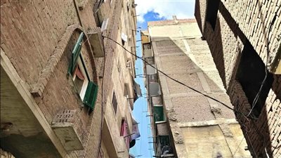 عقارا الإسكندرية المائلان 