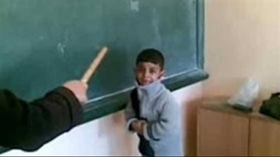 فيديو ضرب الطفل بالعصا،  