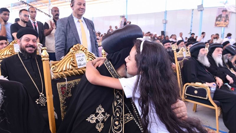 البابا تواضروس يقبل