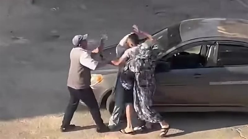 فيديو اعتداء رجل