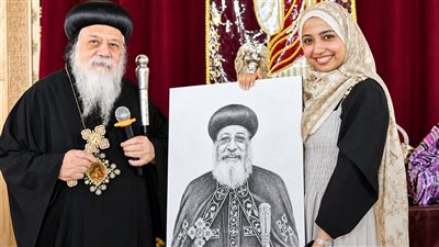 بعد رسمها بورتريه للبابا تواضروس.. مطران ملوي يكرم شيماء في احتفالية الزيارة التاريخية