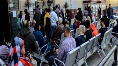 خناقات بين الناس علي باب البنك الحل وصل في شهادة ادخار هتعيش بيها ملك بعائد 40 في المائة