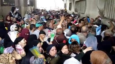 طوابير وخناقات علي باب البنك بسبب شهادة ادخار الــ 23 في المئة في البنوك