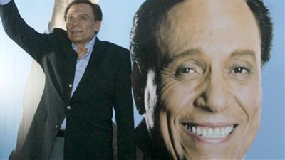 نجل الزعيم يسحب من والده عادل امام الهاتف المحمول في عيد ميلاده وعصام الامام يوضح الامر