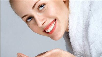 بهذه الخطوات يمكنك علاج مشكلة المسام الواسعة بالجلد