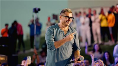 عمرو دياب يتعرض لحملة انتقادات واسعة بعدما فعله في زفاف ابنة حميد الشاعري