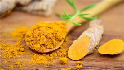 فوائد مدهشة يقدمها الكركم للشعر تعرفي عليها