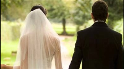 بالفيديو.. فتاة تنتقم من خطيبها السابق لانه تزوج وتقلب الفرح