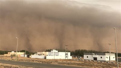 مدينة مصرية تغرق في الظلام بسبب العاصفه وسقوط اول ضحية منذ قليل