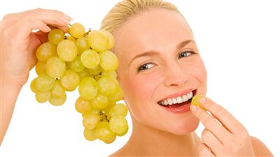 مشاكل البشرة الجافة حلها في عنقود العنب