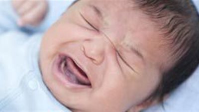 بعد ولادة طفله بثمان ايام قام احد الزوار بتقبيلها مما ادي الي وفاتها ..لماذا؟ هام وخطير