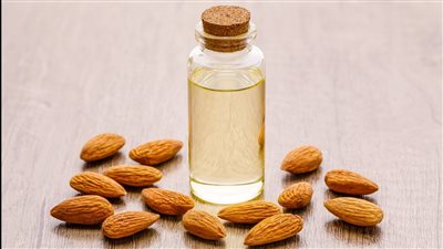 تمتعي ببشرة مشرقة مع زيت اللوز المر للتفتيح