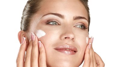 استعدي للصيف واعرفي أفضل الطرق الطبيعية لحماية بشرتك من الجفاف