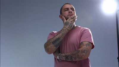 أحمد الفيشاوي يتعرض لحملة انتقادات واسعة بسبب صورته أمام الكعبة