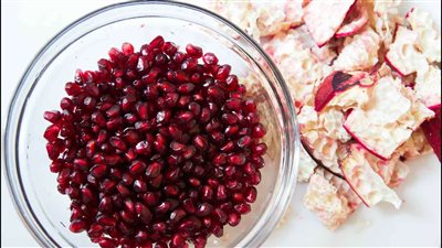 تناول قشر الرمان يوميا يقوي عظام الجسم وله العديد من الفوائد اعرفها