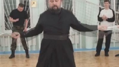 بالفيديو.. قس يدرب الشباب على المهارات القتالية بالسيف