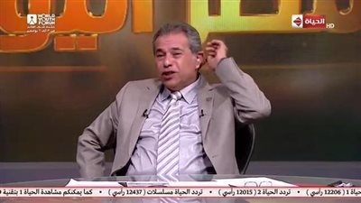 بالفيديو | مسخره توفيق عكاشة ينفعل ويرمي الإير بيس بسبب الصوت