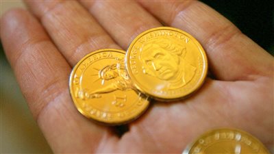 أقبال كبير من المواطنين على شراء الجنيه الذهب والصاغة تكشف السر