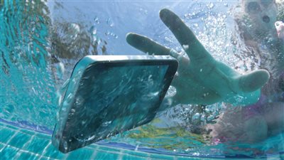 أنقذ موبايلك بهذه الحلول السهلة لو وقع في المياه