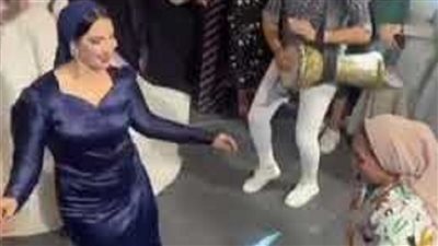 استغاثة صاحبة الفستان أزرق لحذف الفيديو جوزي هددني بالطلاق