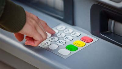 بعد قرار المركزي تعرف على الحد الأقصى للسحب النقدي من ماكينات الصراف الآلي