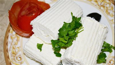 بمكونات بسيطة جدا اعرفي ازاي تعملي الجبنة القريش في البيت