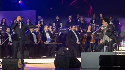 محمد منير يرد على منتقدى أحمد سعد بسبب ملابسه في حفل مشواري والأخير يبكي