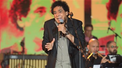 شمندورة محمد منير يوضح معنى اسم أغنيته الشهيرة في حفل مشواري