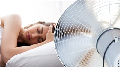 اوعي تنام تحت المروحه تاني لو معاك اشتري تكييف احسن خطورة النوم تحت المروحة في الليل